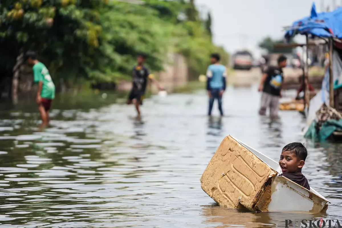 Warga beraktivitas di Muara Baru, Jakarta Utara, Minggu, 1 Februari 2026. (Sumber: Poskota/Bilal Nugraha Ginanjar)