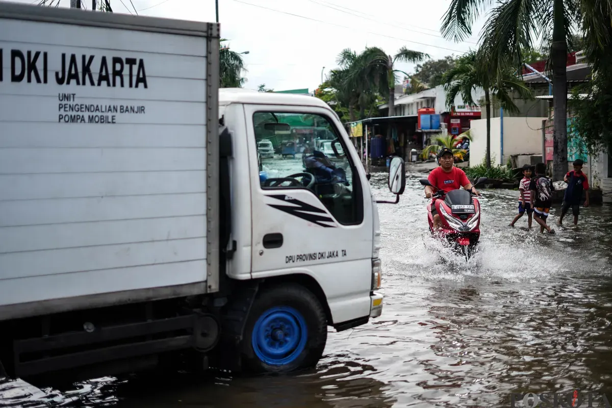 Warga beraktivitas di Muara Baru, Jakarta Utara, Minggu, 1 Februari 2026. (Sumber: Poskota/Bilal Nugraha Ginanjar)