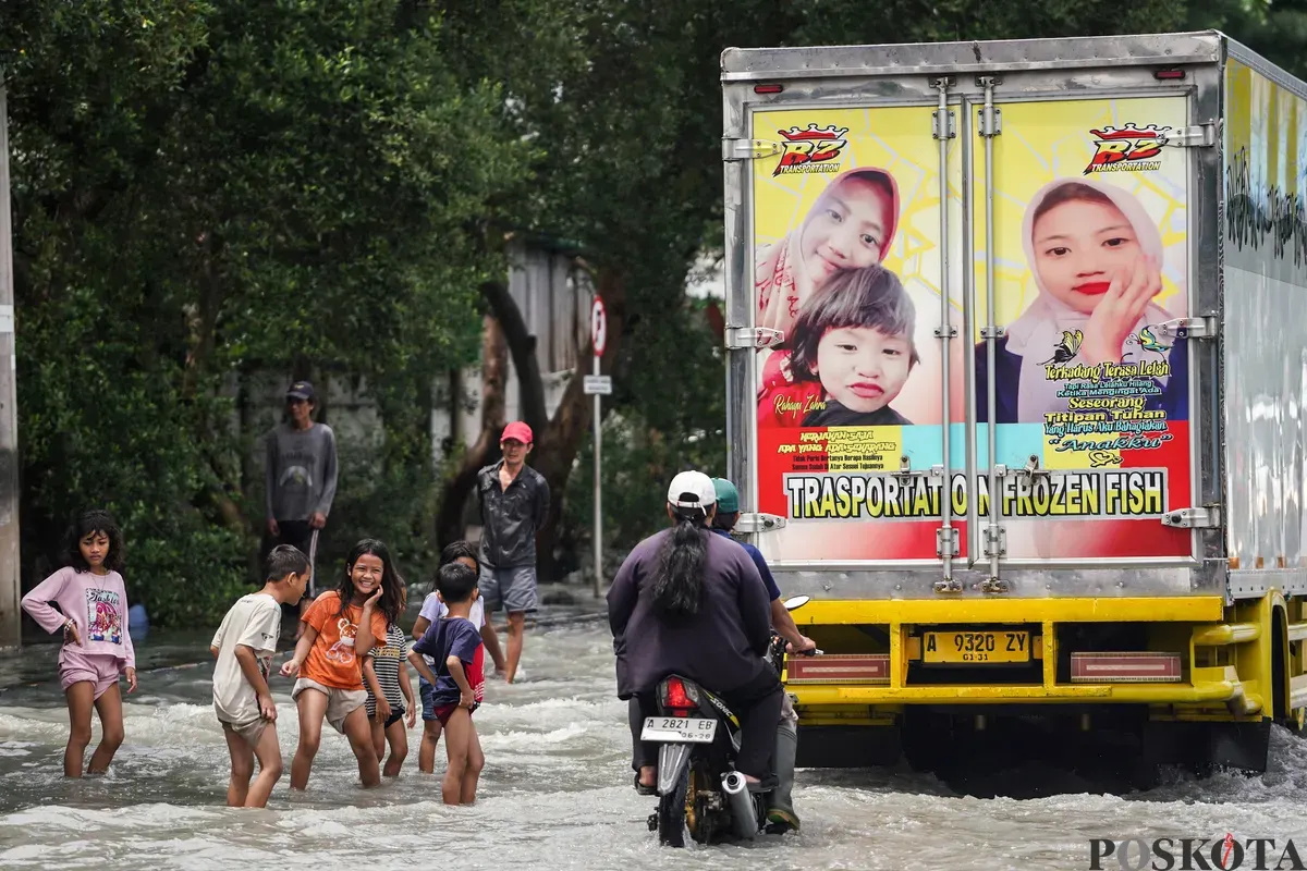 Warga beraktivitas di Muara Baru, Jakarta Utara, Minggu, 1 Februari 2026. (Sumber: Poskota/Bilal Nugraha Ginanjar)