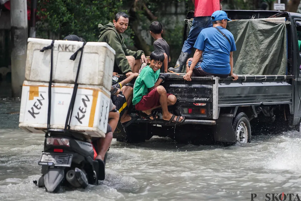 Warga beraktivitas di Muara Baru, Jakarta Utara, Minggu, 1 Februari 2026. (Sumber: Poskota/Bilal Nugraha Ginanjar)