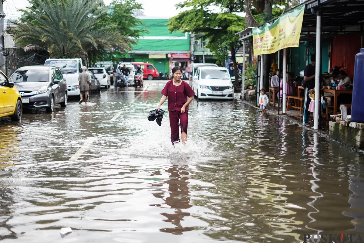 Warga beraktivitas di Muara Baru, Jakarta Utara, Minggu, 1 Februari 2026. (Sumber: Poskota/Bilal Nugraha Ginanjar)