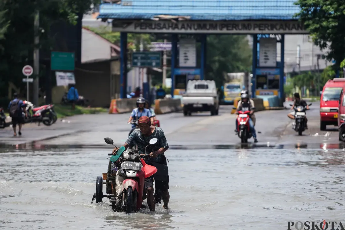 Warga beraktivitas di Muara Baru, Jakarta Utara, Minggu, 1 Februari 2026. (Sumber: Poskota/Bilal Nugraha Ginanjar)