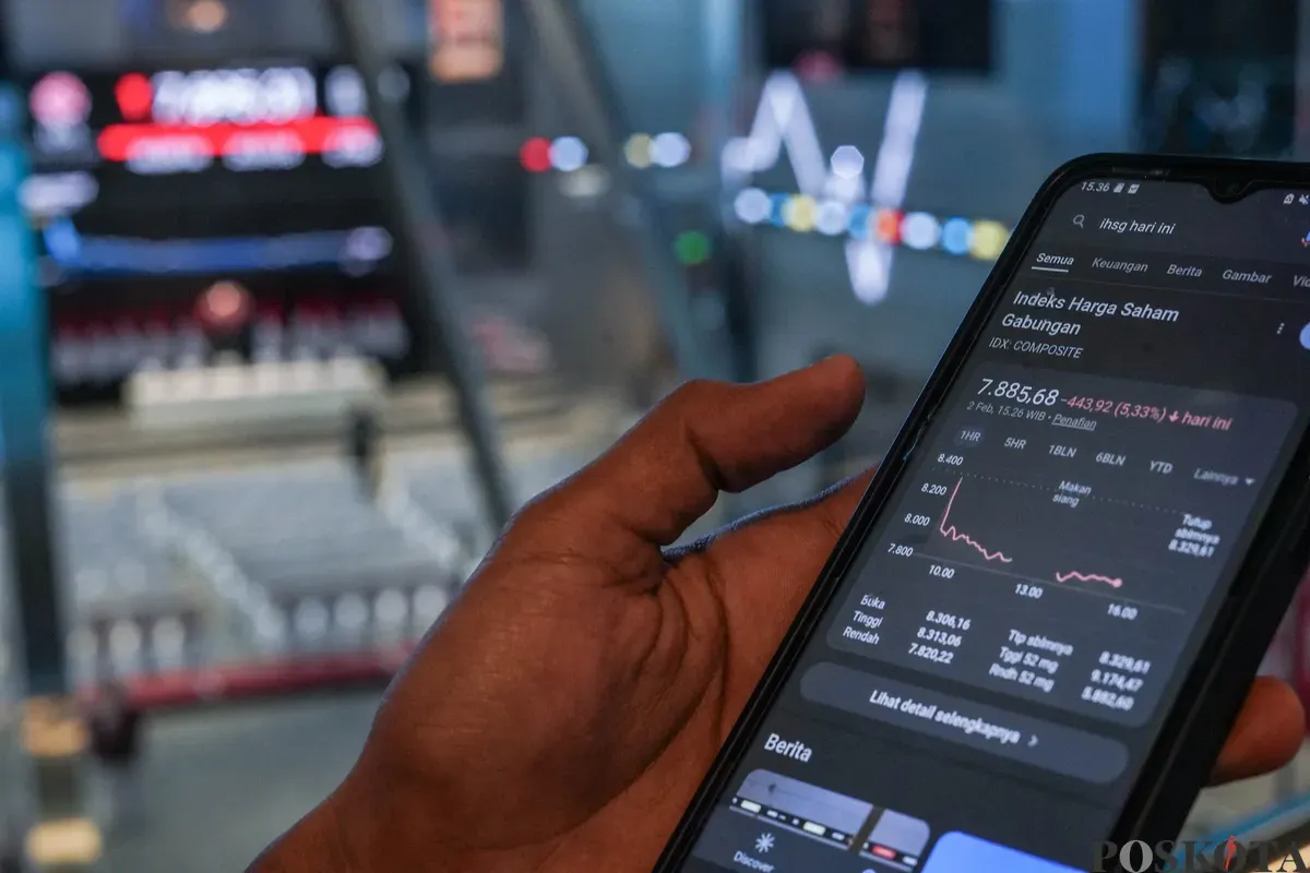Pengunjung memantau layar digital pergerakan Indeks Harga Saham Gabungan (IHSG) di Bursa Efek Indonesia, Jakarta, Senin, 2 Februari 2026. (Sumber: Poskota/Bilal Nugraha Ginanjar)