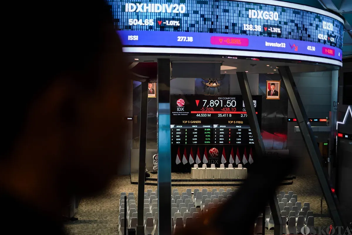 Pengunjung memantau layar digital pergerakan Indeks Harga Saham Gabungan (IHSG) di Bursa Efek Indonesia, Jakarta, Senin, 2 Februari 2026. (Sumber: Poskota/Bilal Nugraha Ginanjar)