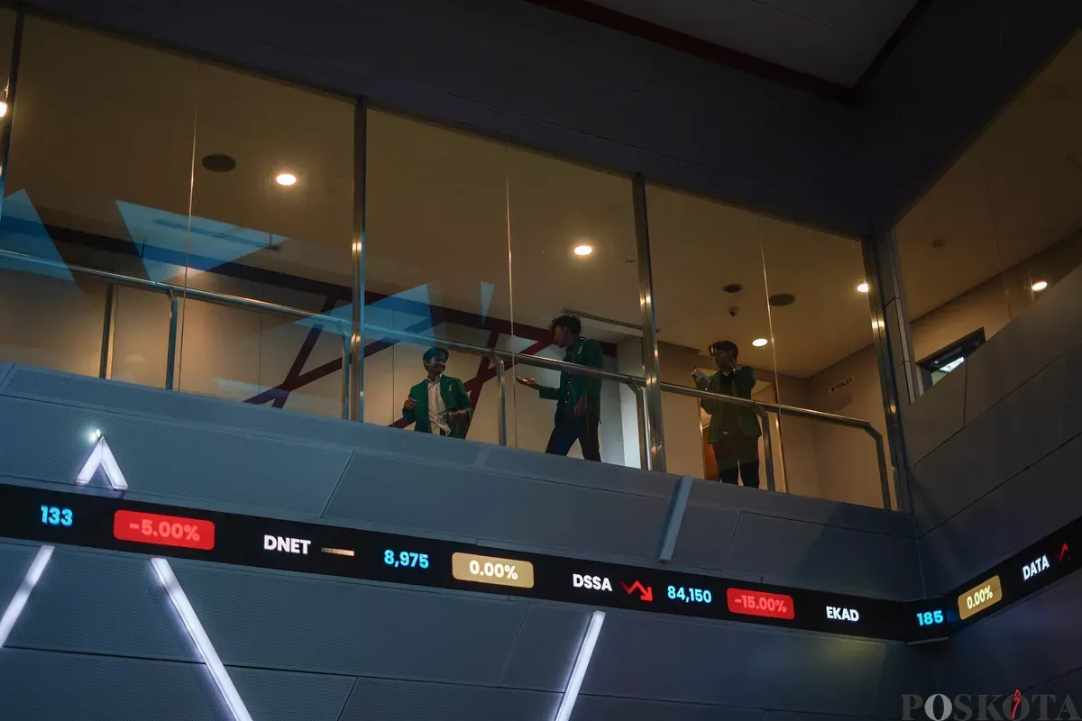 Pengunjung memantau layar digital pergerakan Indeks Harga Saham Gabungan (IHSG) di Bursa Efek Indonesia, Jakarta, Senin, 2 Februari 2026. (Sumber: Poskota/Bilal Nugraha Ginanjar)