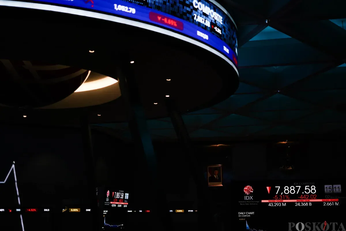 Pengunjung memantau layar digital pergerakan Indeks Harga Saham Gabungan (IHSG) di Bursa Efek Indonesia, Jakarta, Senin, 2 Februari 2026. (Sumber: Poskota/Bilal Nugraha Ginanjar)