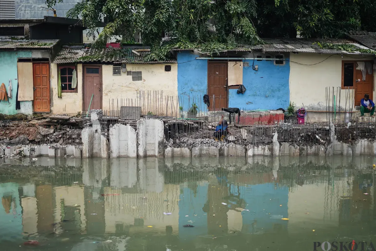 Pekerja memasang turap sheet pile di Kali Grogol, Kemanggisan, Jakarta, Senin, 2 Februari 2026. (Sumber: Poskota/Bilal Nugraha Ginanjar)