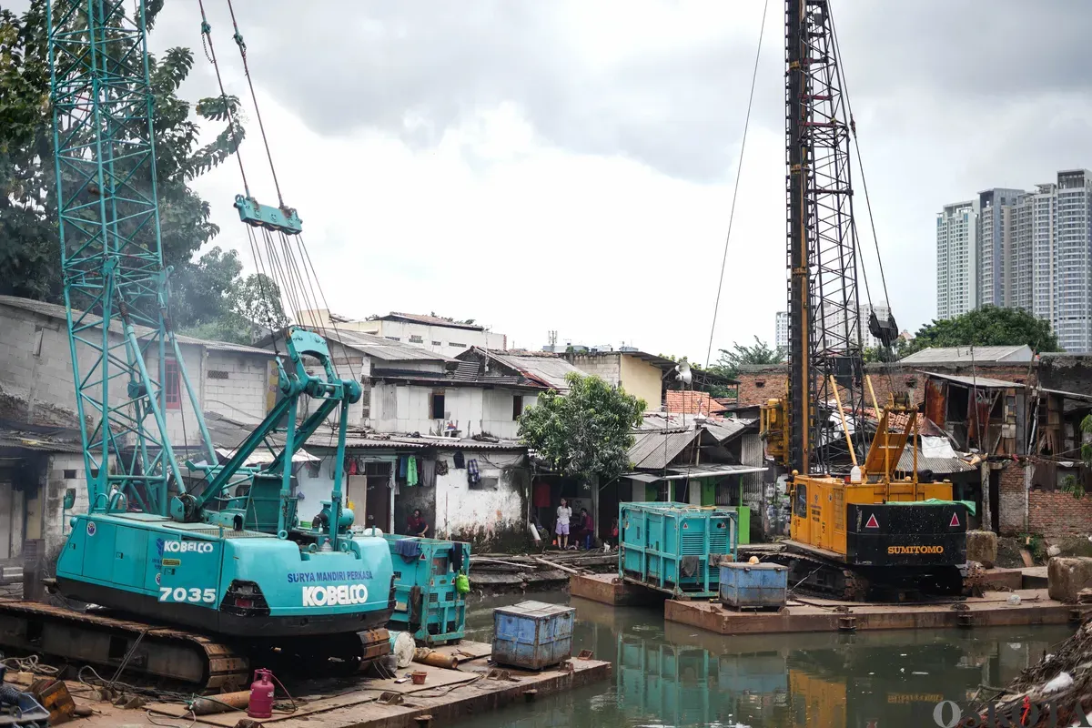 Pekerja memasang turap sheet pile di Kali Grogol, Kemanggisan, Jakarta, Senin, 2 Februari 2026. (Sumber: Poskota/Bilal Nugraha Ginanjar)
