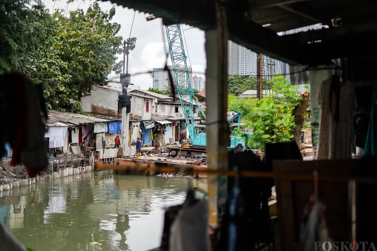 Pekerja memasang turap sheet pile di Kali Grogol, Kemanggisan, Jakarta, Senin, 2 Februari 2026. (Sumber: Poskota/Bilal Nugraha Ginanjar)