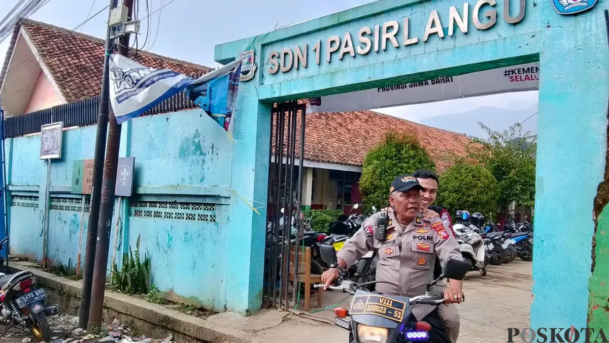 Petugas Kepolisian Polres Cimahi lakukan pengamanan di SDN 1 Pasirlangu, Kecamatan Cisarua, Kabupaten Bandung Barat, Selasa 3 Februari 2026. (Sumber: Poskota/Gatot Poedji Utomo)