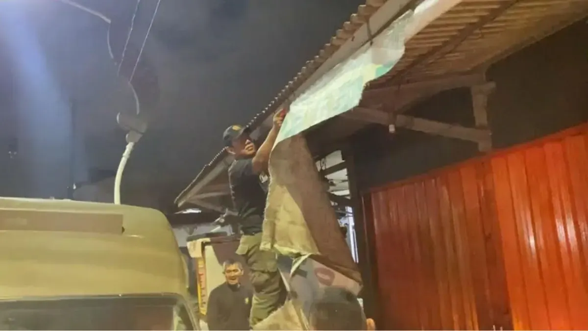 Satpol PP Kabupaten Bogor terbtibkan spanduk iklan di wilayah Hambalang Bogor. (Sumber: Dok. Satpol PP Kabupaten Bogor)