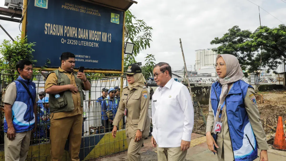 Gubernur DKI Jakarta Pramono Anung meninjau pembangunan sistem polder dan rumah pompa di kawasan Daan Mogot KM 13, Jakarta Barat, Selasa, 3 Februari 2026. (Sumber: Kominfotik Pemprov Jakarta)