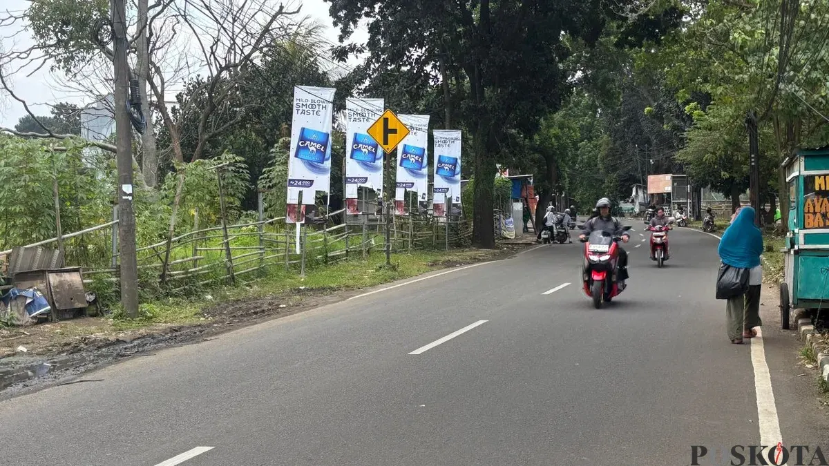 Spanduk iklan di kawasan perkotaan Cibinong, Kabupaten Bogor, Selasa, 3 Februari 2026. (Sumber: Poskota/Giffar Rivana)