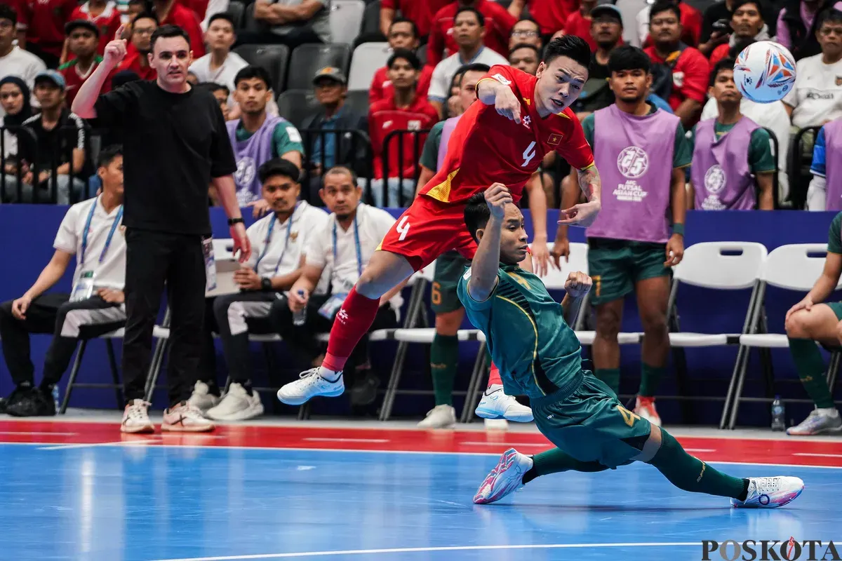 Pemain timnas futsal Indonesia Mochammad Iqbal berebut bola dengan pemain timnas futsal Vietnam pada pertandingan perempat final AFC Futsal Asian Cup 2026 di Indonesia Arena, Senayan, Jakarta, Selasa, 3 Februari 2026. (Sumber: Poskota/Bilal Nugraha Ginanjar)