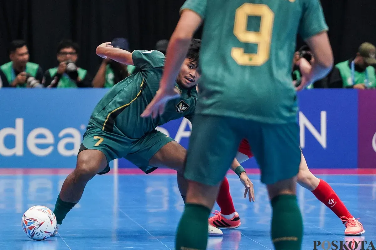 Pemain timnas futsal Indonesia Syauqi Saud berebut bola dengan pemain timnas futsal Vietnam pada pertandingan perempat final AFC Futsal Asian Cup 2026 di Indonesia Arena, Senayan, Jakarta, Selasa, 3 Februari 2026. (Sumber: Poskota/Bilal Nugraha Ginanjar)