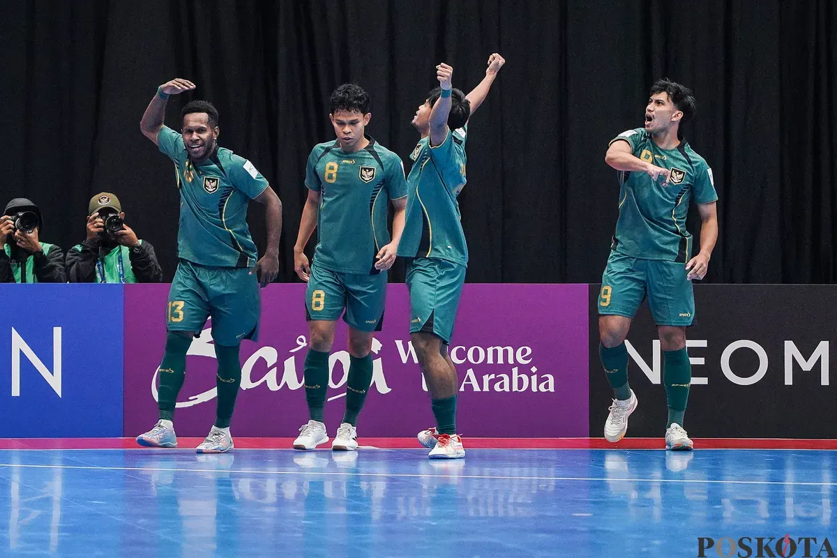 Para pemain timnas futsal Indonesia berselebrasi usai mencetak gol ke gawang timnas futsal Vietnam pada pertandingan perempat final AFC Futsal Asian Cup 2026 di Indonesia Arena, Senayan, Jakarta, Selasa, 3 Februari 2026. (Sumber: Poskota/Bilal Nugraha Ginanjar)