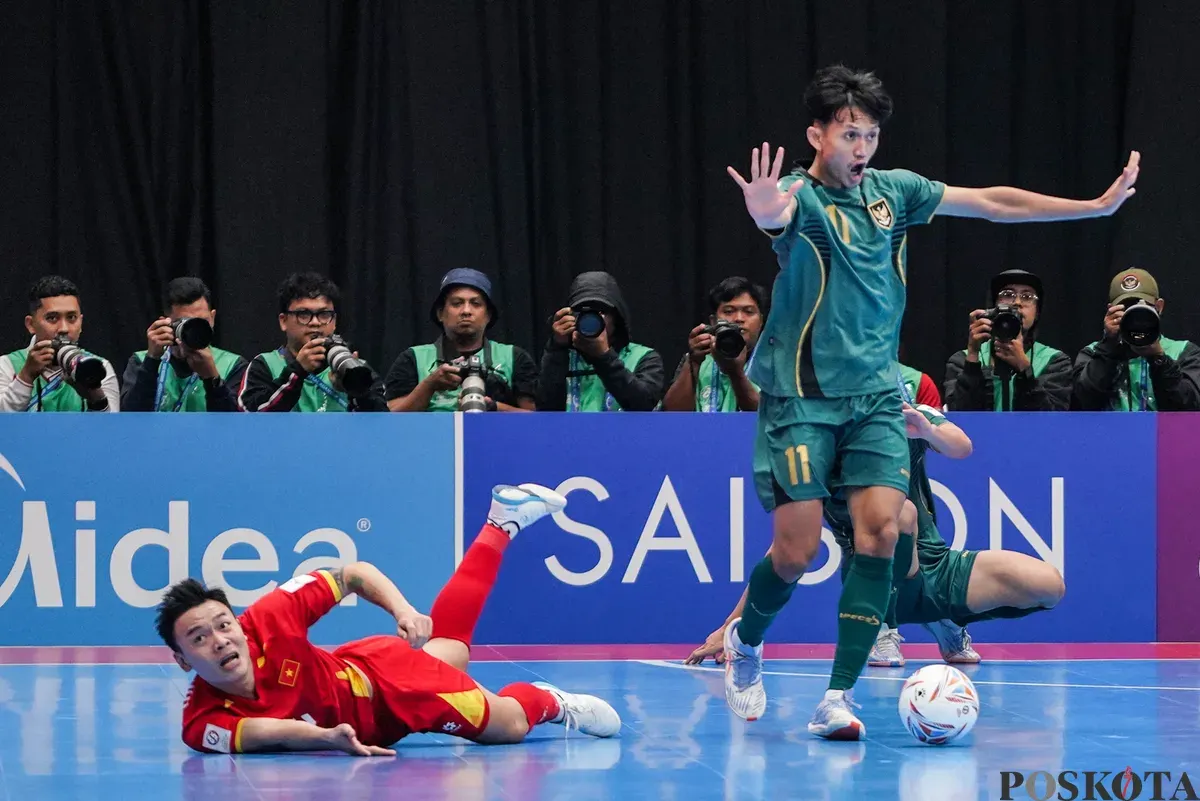 Pemain timnas futsal Indonesia Reza Gunawan berebut bola dengan pemain timnas futsal Vietnam pada pertandingan perempat final AFC Futsal Asian Cup 2026 di Indonesia Arena, Senayan, Jakarta, Selasa, 3 Februari 2026. (Sumber: Poskota/Bilal Nugraha Ginanjar)