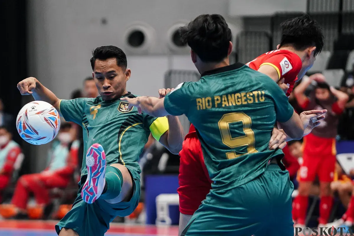 Pemain timnas futsal Indonesia Mochammad Iqbal berebut bola dengan pemain timnas futsal Vietnam pada pertandingan perempat final AFC Futsal Asian Cup 2026 di Indonesia Arena, Senayan, Jakarta, Selasa, 3 Februari 2026. (Sumber: Poskota/Bilal Nugraha Ginanjar)