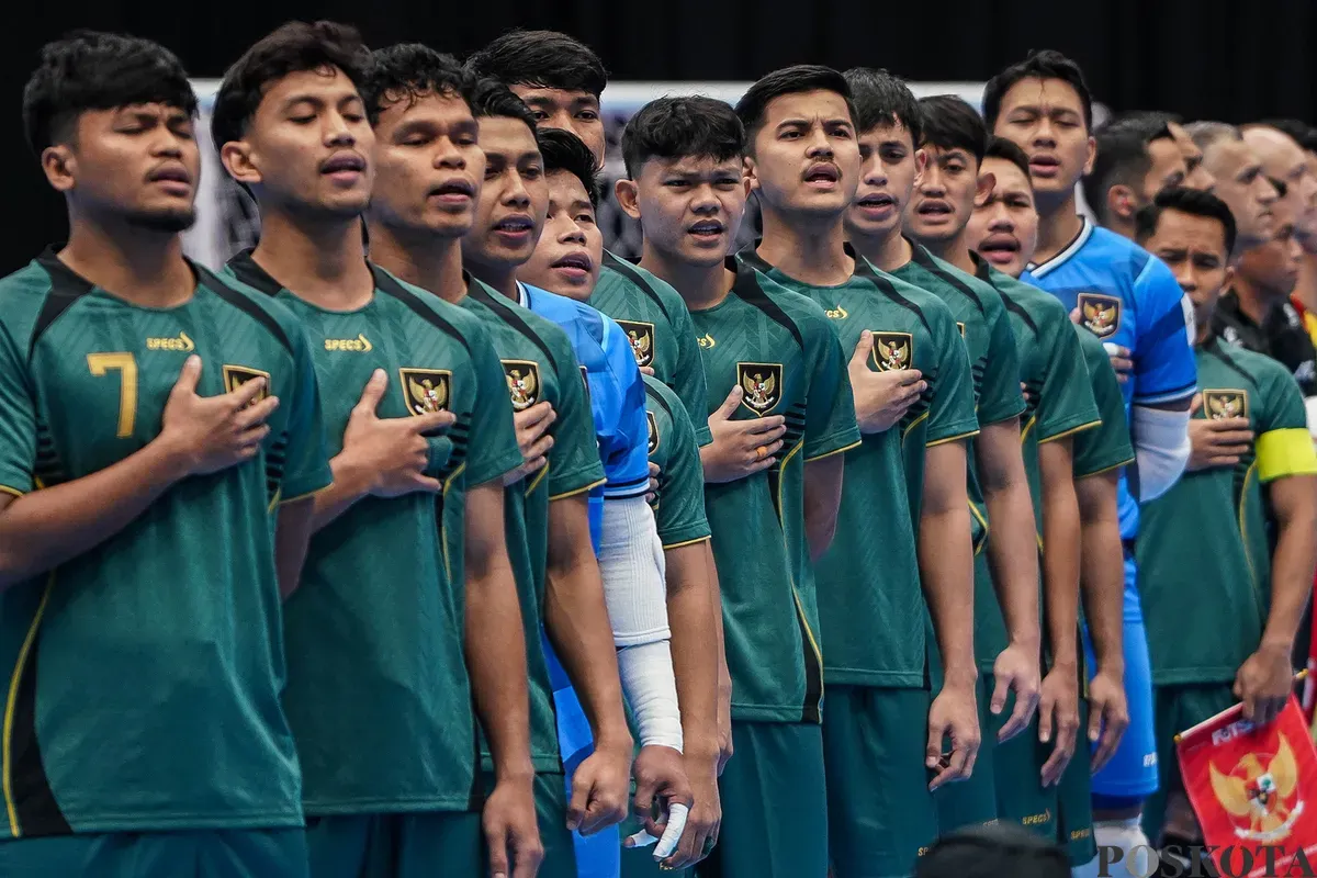 Timnas futsal Indonesia menyanyikan lagu kebangsaan Indonesia Raya saat melawan timnas futsal Vietnam (merah) pada pertandingan perempat final AFC Futsal Asian Cup 2026 di Indonesia Arena, Senayan, Jakarta, Selasa, 3 Februari 2026. (Sumber: Poskota/Bilal Nugraha Ginanjar)
