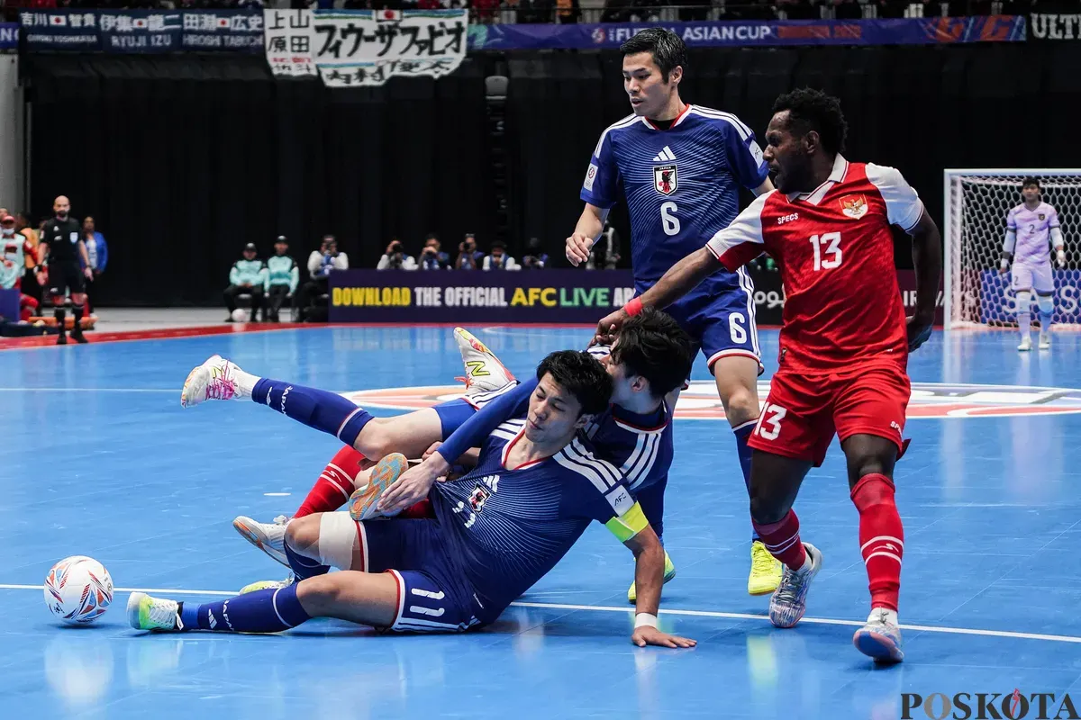 Pemain timnas futsal Indonesia dilanggar ketika berebut bola dengan pemain timnas futsal Jepang pada pertandingan semifinal AFC Futsal Asian Cup 2026 di Indonesia Arena, Senayan, Jakarta, Kamis, 5 Februari 2026. (Sumber: Poskota/Bilal Nugraha Ginanjar)