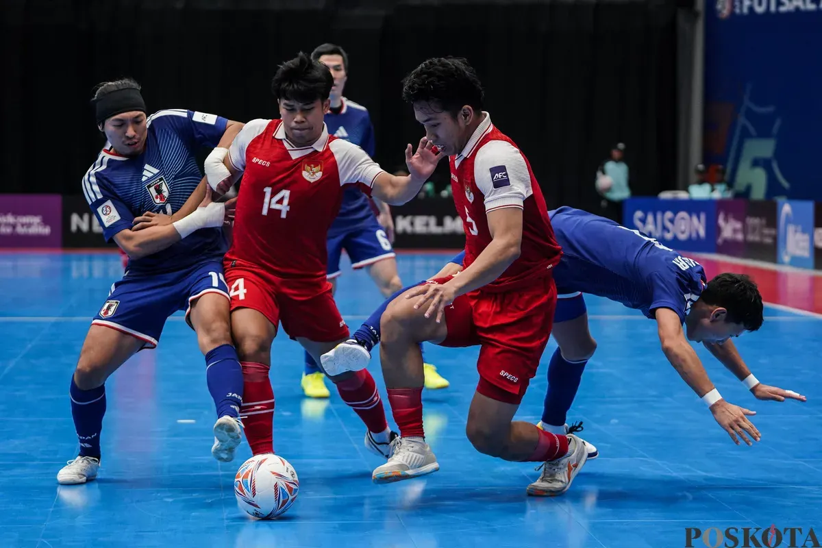 Pemain timnas futsal Indonesia Yogi Saputra dan Israr Megantara  berebut bola dengan pemain timnas futsal Jepang pada pertandingan semifinal AFC Futsal Asian Cup 2026 di Indonesia Arena, Senayan, Jakarta, Kamis, 5 Februari 2026. (Sumber: Poskota/Bilal Nugraha Ginanjar)