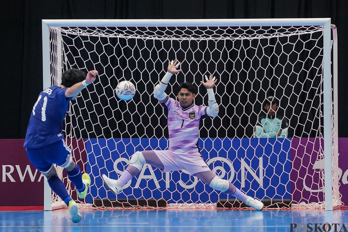 Kiper timnas futsal Indonesia Muhammad Nizar menepis tendangan penalti pemain timnas futsal Jepang pada pertandingan semifinal AFC Futsal Asian Cup 2026 di Indonesia Arena, Senayan, Jakarta, Kamis, 5 Februari 2026. (Sumber: Poskota/Bilal Nugraha Ginanjar)