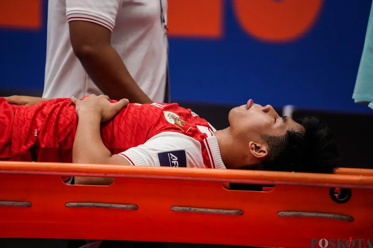 Pemain timnas futsal Indonesia Yogi Saputra diangkat keluar lapangan usai dilaggar pemain timnas futsal Jepang pada pertandingan semifinal AFC Futsal Asian Cup 2026 di Indonesia Arena, Senayan, Jakarta, Kamis, 5 Februari 2026. (Sumber: Poskota/Bilal Nugraha Ginanjar)