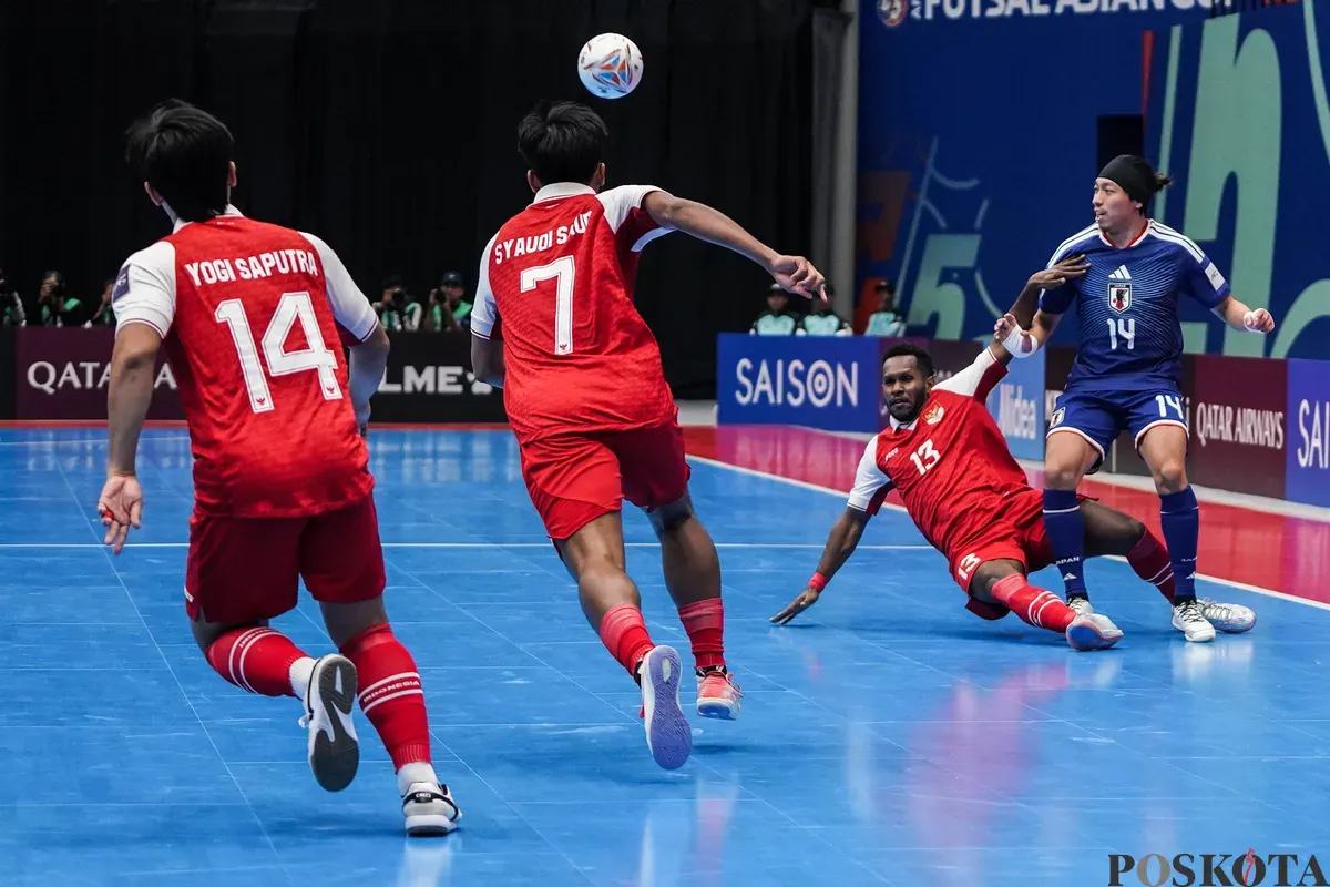 Para pemain timnas futsal Indonesia berebut bola dengan pemain timnas futsal Jepang pada pertandingan semifinal AFC Futsal Asian Cup 2026 di Indonesia Arena, Senayan, Jakarta, Kamis, 5 Februari 2026. (Sumber: Poskota/Bilal Nugraha Ginanjar)