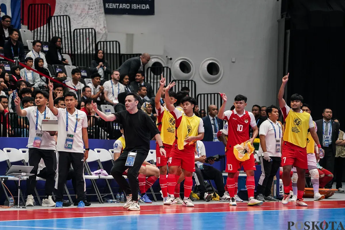 Reaksi pelatih Hector Souto dan para pemain timnas futsal Indonesia saat melawan timnas futsal Jepang pada pertandingan semifinal AFC Futsal Asian Cup 2026 di Indonesia Arena, Senayan, Jakarta, Kamis, 5 Februari 2026. (Sumber: Poskota/Bilal Nugraha Ginanjar)