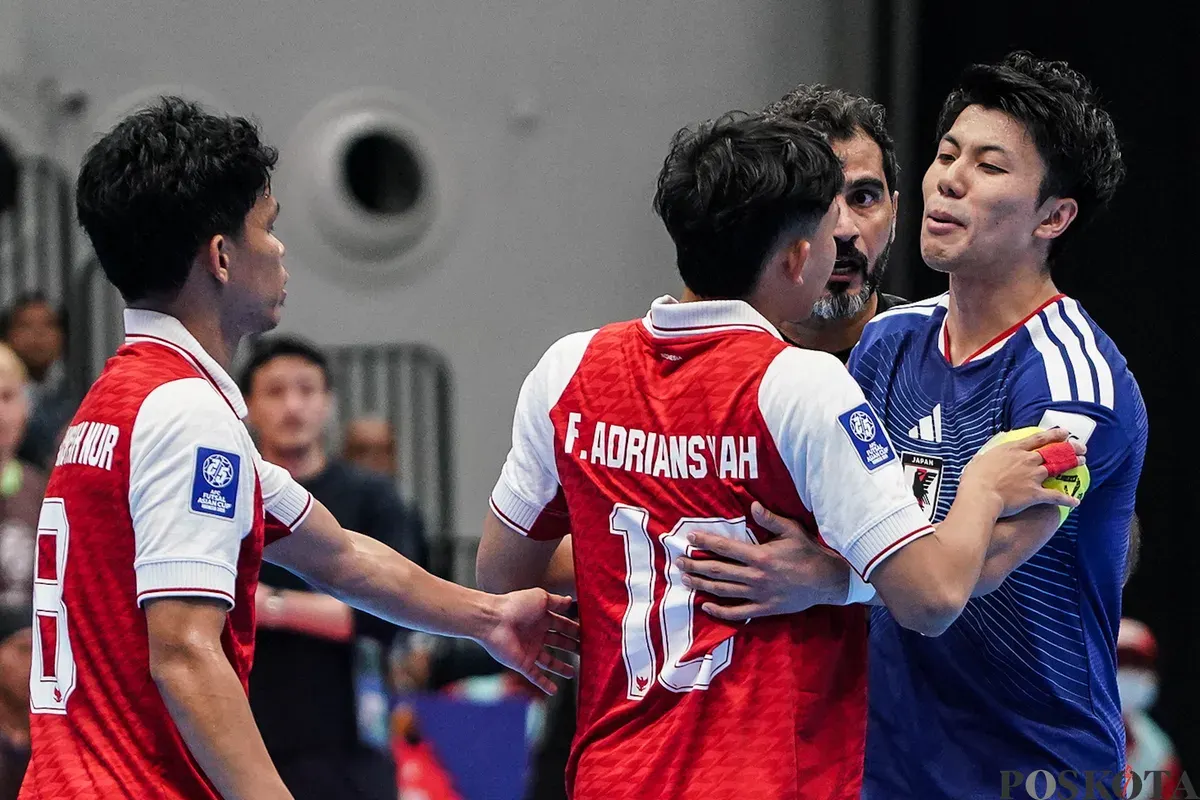 Pemain timnas futsal Indonesia Firman Adransyah bersitegang dengan pemain timnas futsal Jepang Kazuya Shimizu pada pertandingan semifinal AFC Futsal Asian Cup 2026 di Indonesia Arena, Senayan, Jakarta, Kamis, 5 Februari 2026. (Sumber: Poskota/Bilal Nugraha Ginanjar)