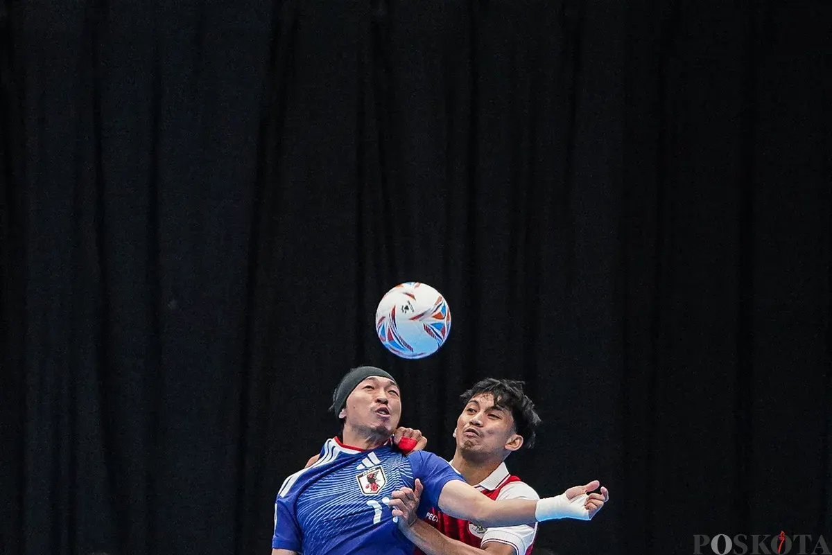 Pemain timnas futsal Indonesia Rio Pangestu berebut bola dengan pemain timnas futsal Jepang pada pertandingan semifinal AFC Futsal Asian Cup 2026 di Indonesia Arena, Senayan, Jakarta, Kamis, 5 Februari 2026. (Sumber: Poskota/Bilal Nugraha Ginanjar)
