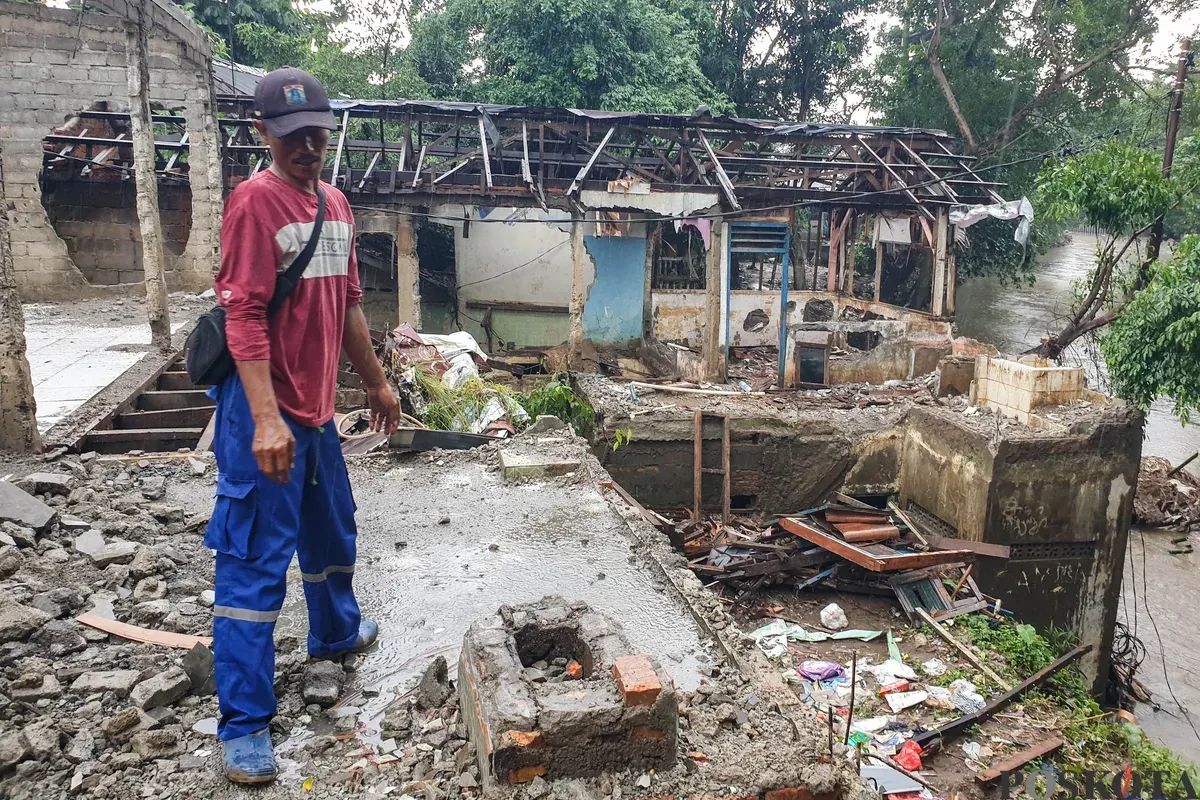 Suasana kondisi rumah warga yang dibongkar akibat terkena pembebasan lahan untuk normalisasi kali ciliwung di kawasan Tanah Harapan, Cawang Jakarta, Kamis, 5 Februari 2026. (Sumber: Poskota/Bilal Nugraha Ginanjar)
