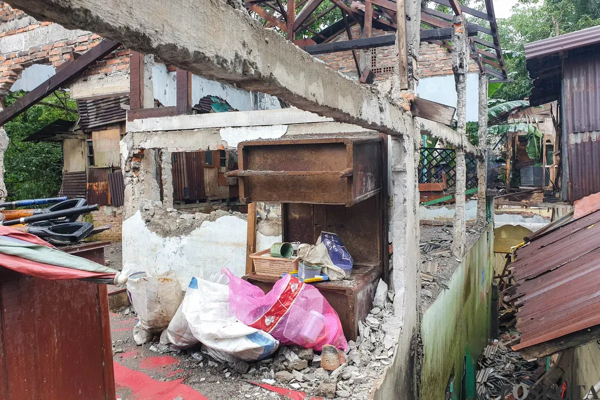 Suasana kondisi rumah warga yang dibongkar akibat terkena pembebasan lahan untuk normalisasi kali ciliwung di kawasan Tanah Harapan, Cawang Jakarta, Kamis, 5 Februari 2026. (Sumber: Poskota/Bilal Nugraha Ginanjar)