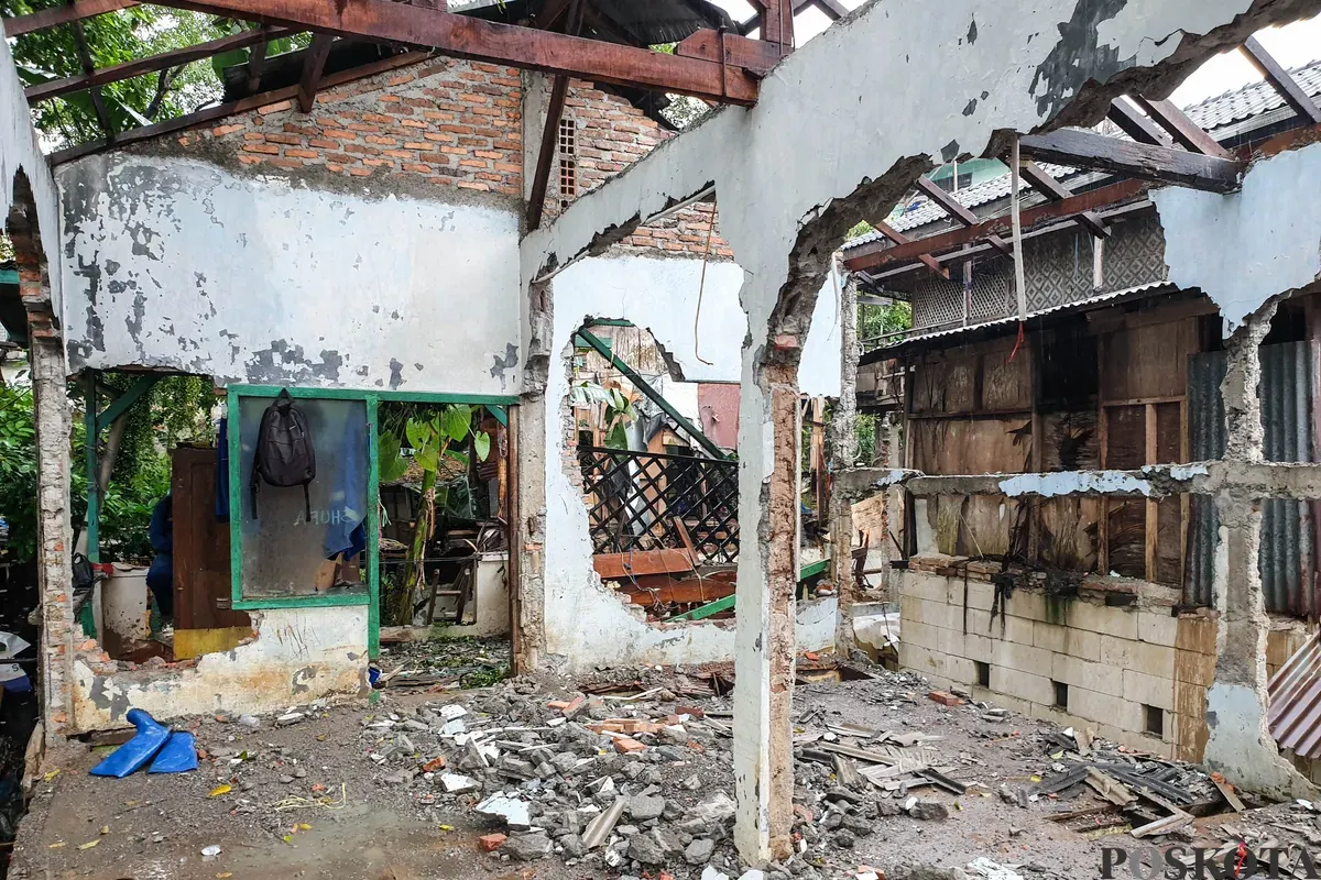 Suasana kondisi rumah warga yang dibongkar akibat terkena pembebasan lahan untuk normalisasi kali ciliwung di kawasan Tanah Harapan, Cawang Jakarta, Kamis, 5 Februari 2026. (Sumber: Poskota/Bilal Nugraha Ginanjar)