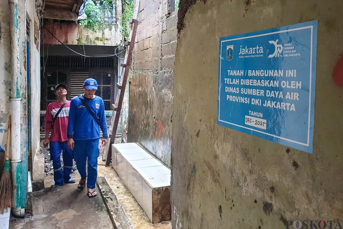 Suasana kondisi rumah warga yang dibongkar akibat terkena pembebasan lahan untuk normalisasi kali ciliwung di kawasan Tanah Harapan, Cawang Jakarta, Kamis, 5 Februari 2026. (Sumber: Poskota/Bilal Nugraha Ginanjar)
