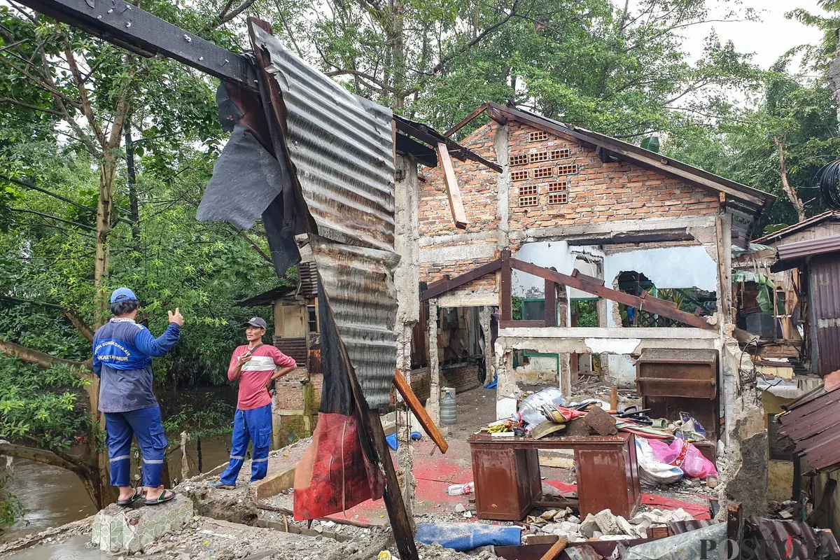 Suasana kondisi rumah warga yang dibongkar akibat terkena pembebasan lahan untuk normalisasi kali ciliwung di kawasan Tanah Harapan, Cawang Jakarta, Kamis, 5 Februari 2026. (Sumber: Poskota/Bilal Nugraha Ginanjar)