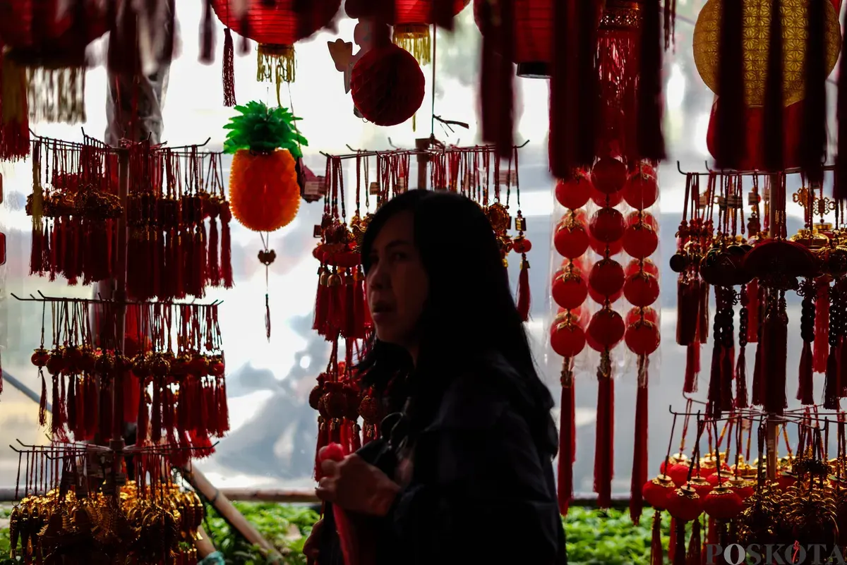 Pengunjung melihat pernak-pernik Imlek di Kawasan Pecinan Glodok, Jakarta, Rabu, 4 Februari 2026. (Sumber: Poskota/Bilal Nugraha Ginanjar)