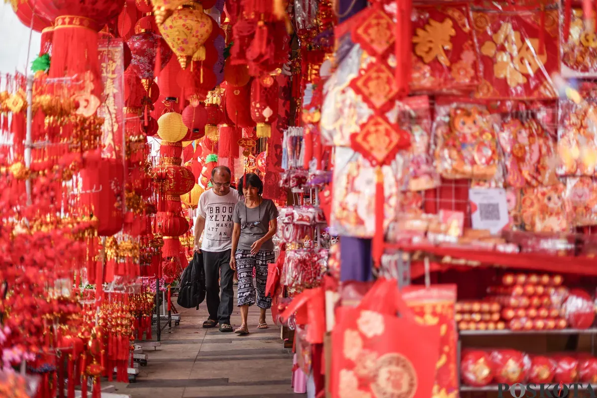 Pengunjung melihat pernak-pernik Imlek di Kawasan Pecinan Glodok, Jakarta, Rabu, 4 Februari 2026. (Sumber: Poskota/Bilal Nugraha Ginanjar)