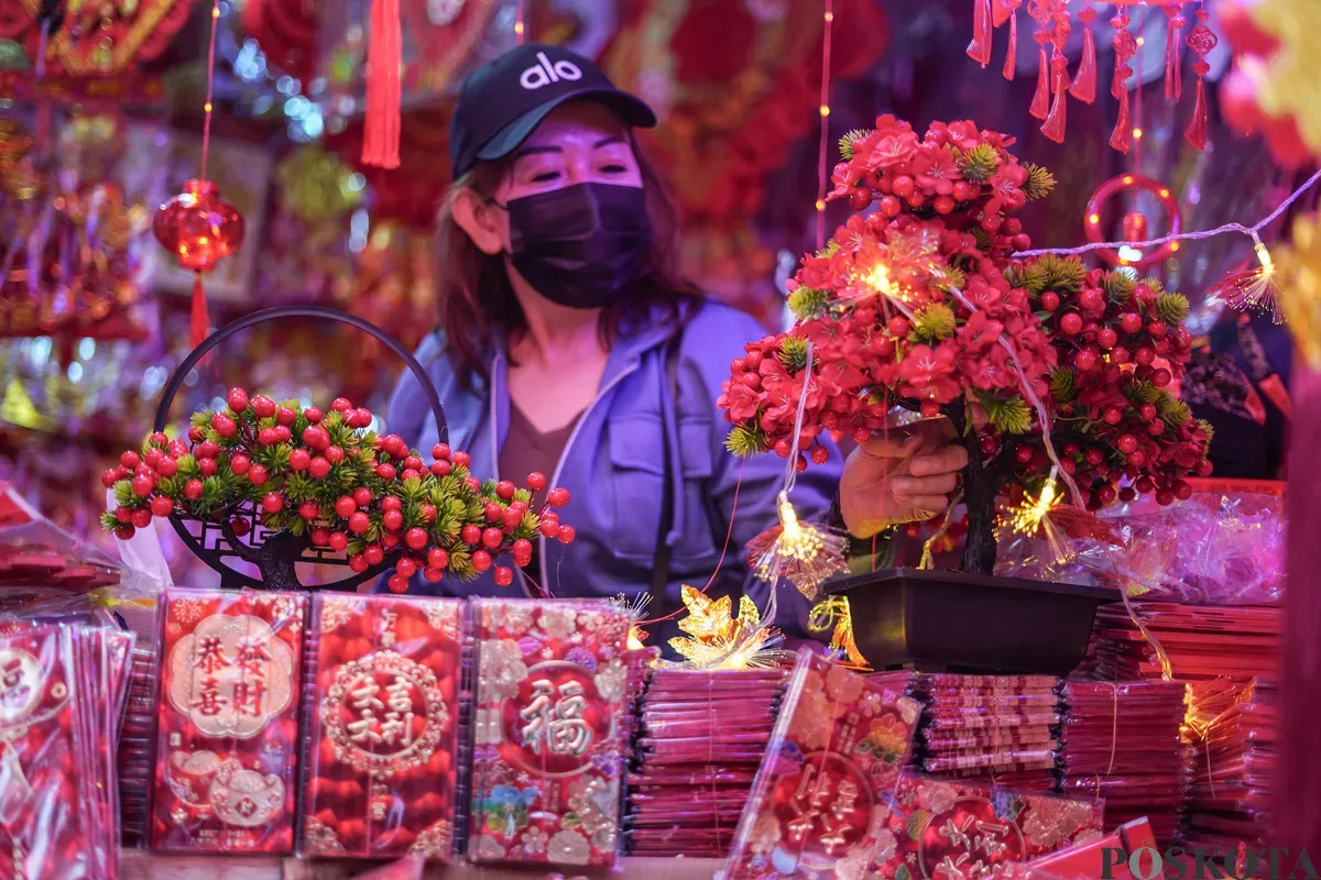 Pengunjung melihat pernak-pernik Imlek di Kawasan Pecinan Glodok, Jakarta, Rabu, 4 Februari 2026. (Sumber: Poskota/Bilal Nugraha Ginanjar)