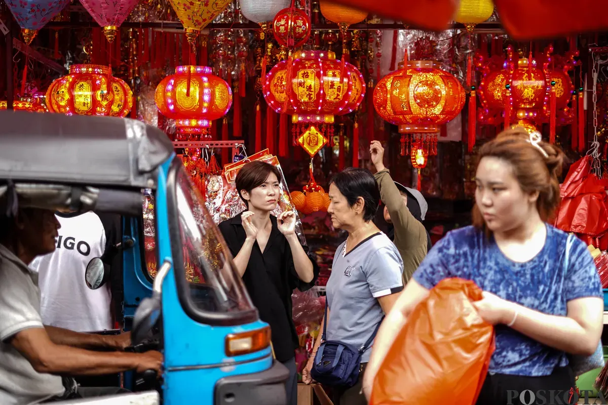 Pengunjung melihat pernak-pernik Imlek di Kawasan Pecinan Glodok, Jakarta, Rabu, 4 Februari 2026. (Sumber: Poskota/Bilal Nugraha Ginanjar)