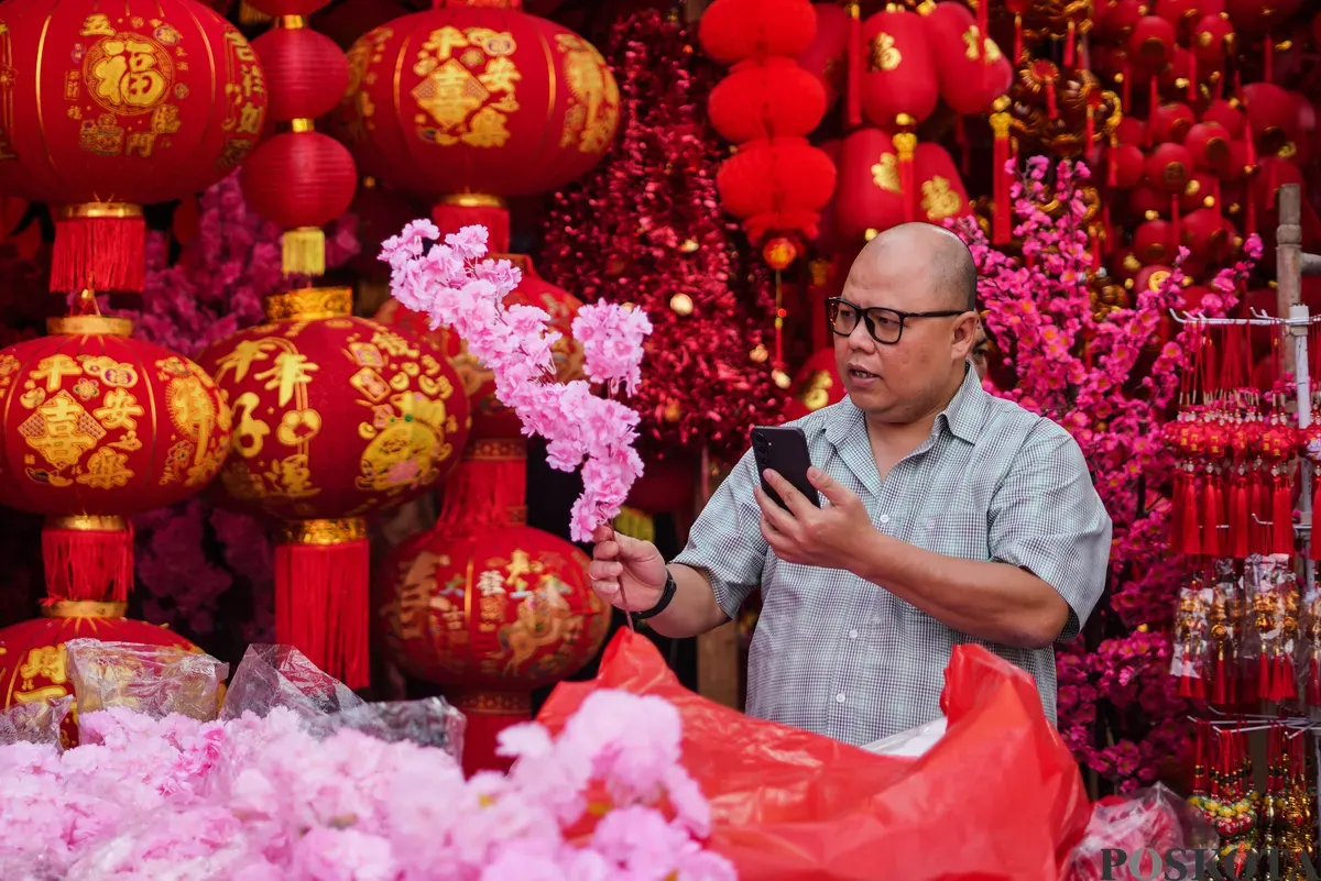 Pengunjung melihat pernak-pernik Imlek di Kawasan Pecinan Glodok, Jakarta, Rabu, 4 Februari 2026. (Sumber: Poskota/Bilal Nugraha Ginanjar)