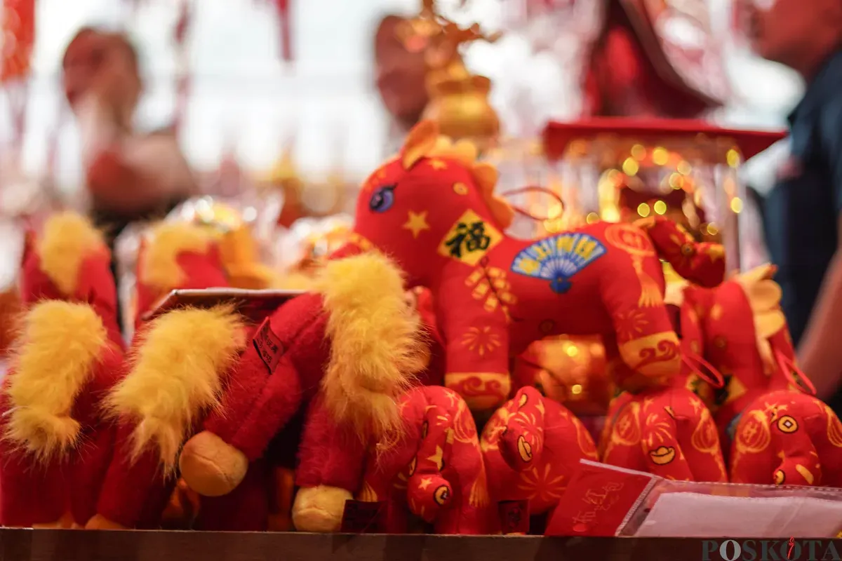 Pengunjung melihat pernak-pernik Imlek di Kawasan Pecinan Glodok, Jakarta, Rabu, 4 Februari 2026. (Sumber: Poskota/Bilal Nugraha Ginanjar)