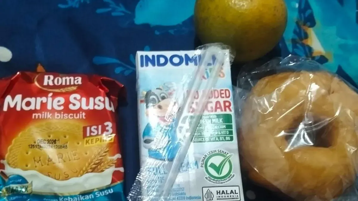 Menu MBG yang diterima siswa SMPN 1 Pandeglang didominasi makanan kering. (Sumber: Istimewa)