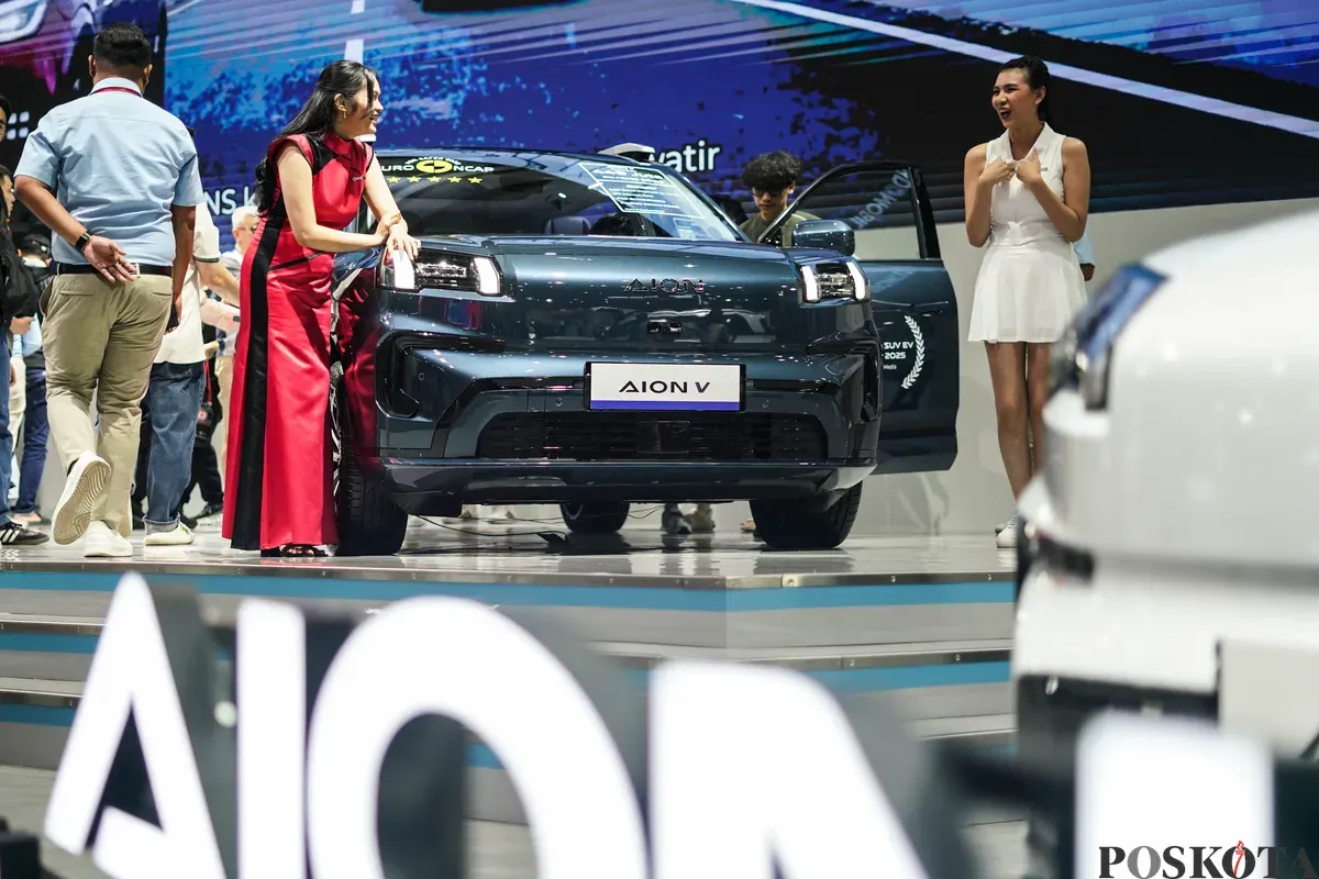Pengunjung melihat kendaraan yang dipamerkan pada Indonesia International Motor Show (IIMS) 2026 di JIExpo, Kemayoran, Jakarta, Minggu, 8 Februari 2026. (Sumber: Poskota/Bilal Nugraha Ginanjar)