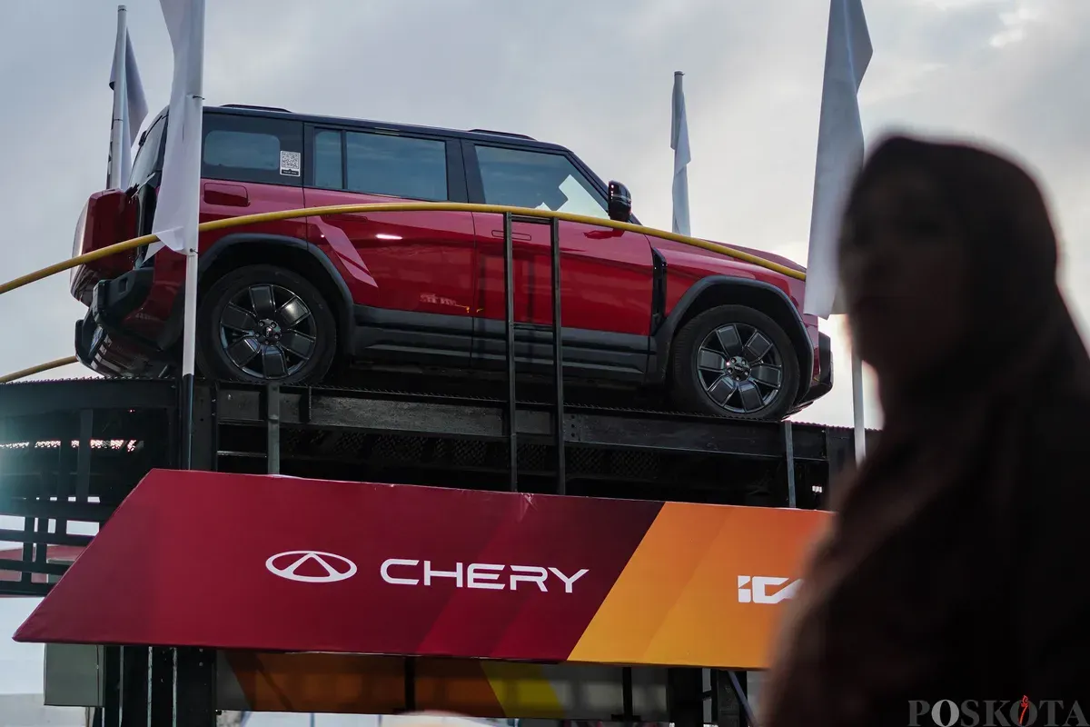 Pengunjung melihat kendaraan yang dipamerkan pada Indonesia International Motor Show (IIMS) 2026 di JIExpo, Kemayoran, Jakarta, Minggu, 8 Februari 2026. (Sumber: Poskota/Bilal Nugraha Ginanjar)