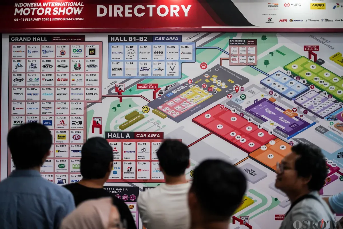 Pengunjung melihat kendaraan yang dipamerkan pada Indonesia International Motor Show (IIMS) 2026 di JIExpo, Kemayoran, Jakarta, Minggu, 8 Februari 2026. (Sumber: Poskota/Bilal Nugraha Ginanjar)