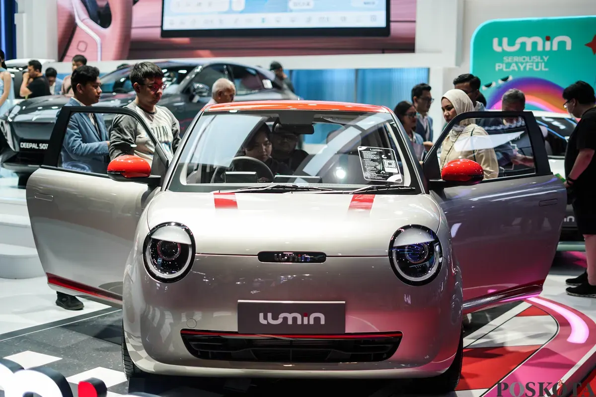 Pengunjung melihat kendaraan yang dipamerkan pada Indonesia International Motor Show (IIMS) 2026 di JIExpo, Kemayoran, Jakarta, Minggu, 8 Februari 2026. (Sumber: Poskota/Bilal Nugraha Ginanjar)