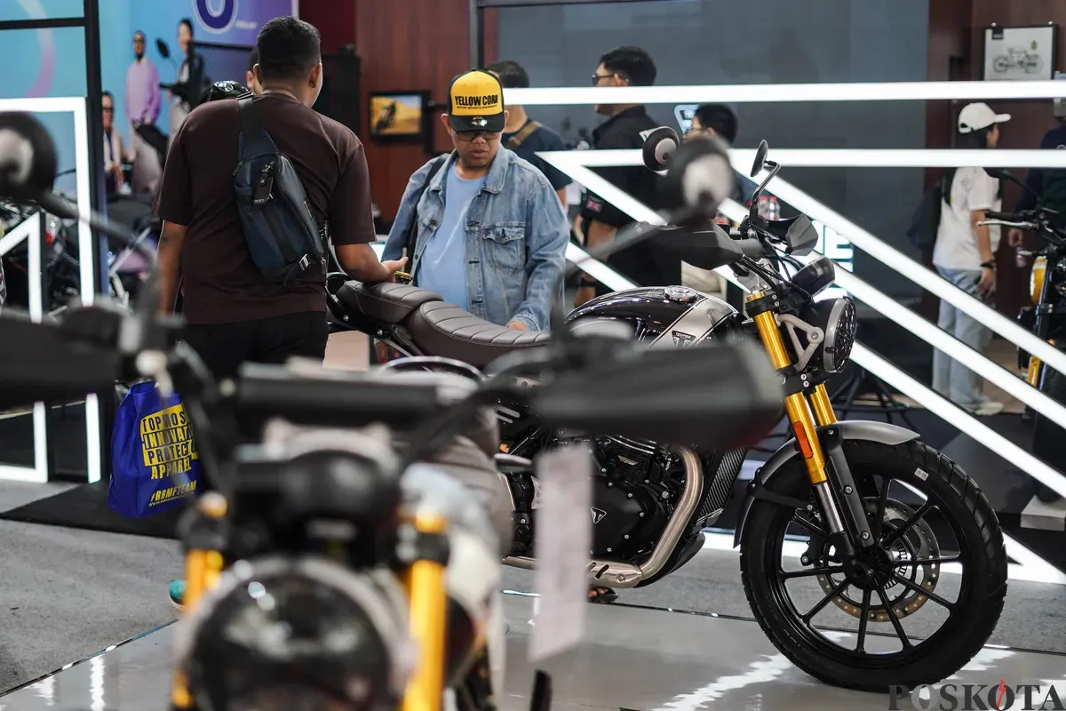 Pengunjung melihat kendaraan yang dipamerkan pada Indonesia International Motor Show (IIMS) 2026 di JIExpo, Kemayoran, Jakarta, Minggu, 8 Februari 2026. (Sumber: Poskota/Bilal Nugraha Ginanjar)