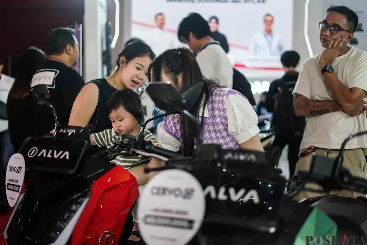 Pengunjung melihat kendaraan yang dipamerkan pada Indonesia International Motor Show (IIMS) 2026 di JIExpo, Kemayoran, Jakarta, Minggu, 8 Februari 2026. (Sumber: Poskota/Bilal Nugraha Ginanjar)