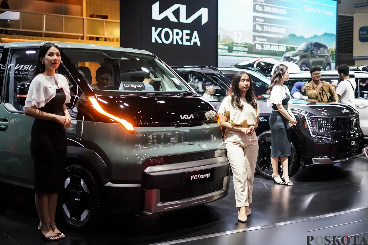 Pengunjung melihat kendaraan yang dipamerkan pada Indonesia International Motor Show (IIMS) 2026 di JIExpo, Kemayoran, Jakarta, Minggu, 8 Februari 2026. (Sumber: Poskota/Bilal Nugraha Ginanjar)